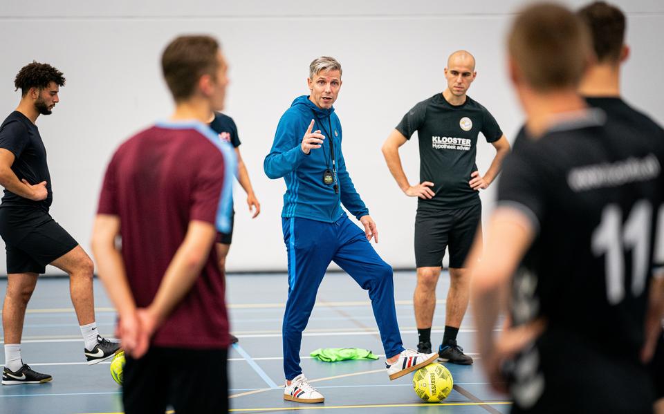 Bas Lulofs, de trainer van Leekster Eagles, met zijn ploeg.