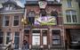 Het pand van drukkerij Heijkens aan de Akerkstraat in Groningen werd gekraakt voor buitenlandse studenten die nog geen woonruimte hebben.
