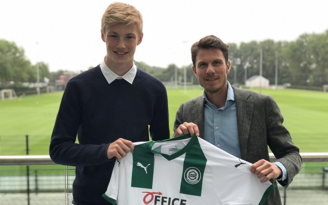 Milan de Koe (links) in 2019 met technisch directeur Mark-Jan Fledderus van FC Groningen. De Koe tekende toen een tweejarig contract bij FC Groningen. Milan de Koe (links) in 2019 met technisch directeur Mark-Jan Fledderus van FC Groningen. De Koe tekende toen een tweejarig contract bij FC Groningen.