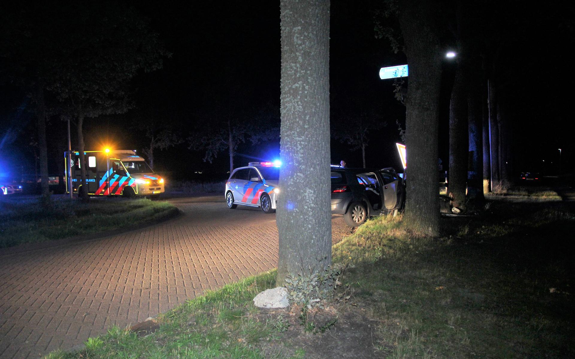 Auto tegen boom bij Ter Apel.