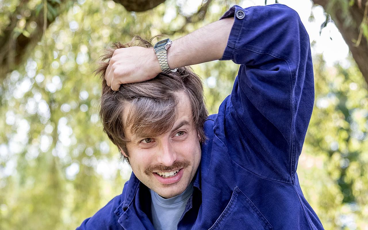Joost Oomen, dichter schrijver en deelnemer aan het tv programma De Slimste Mens. Joost Oomen, dichter schrijver en deelnemer aan het tv programma De Slimste Mens.