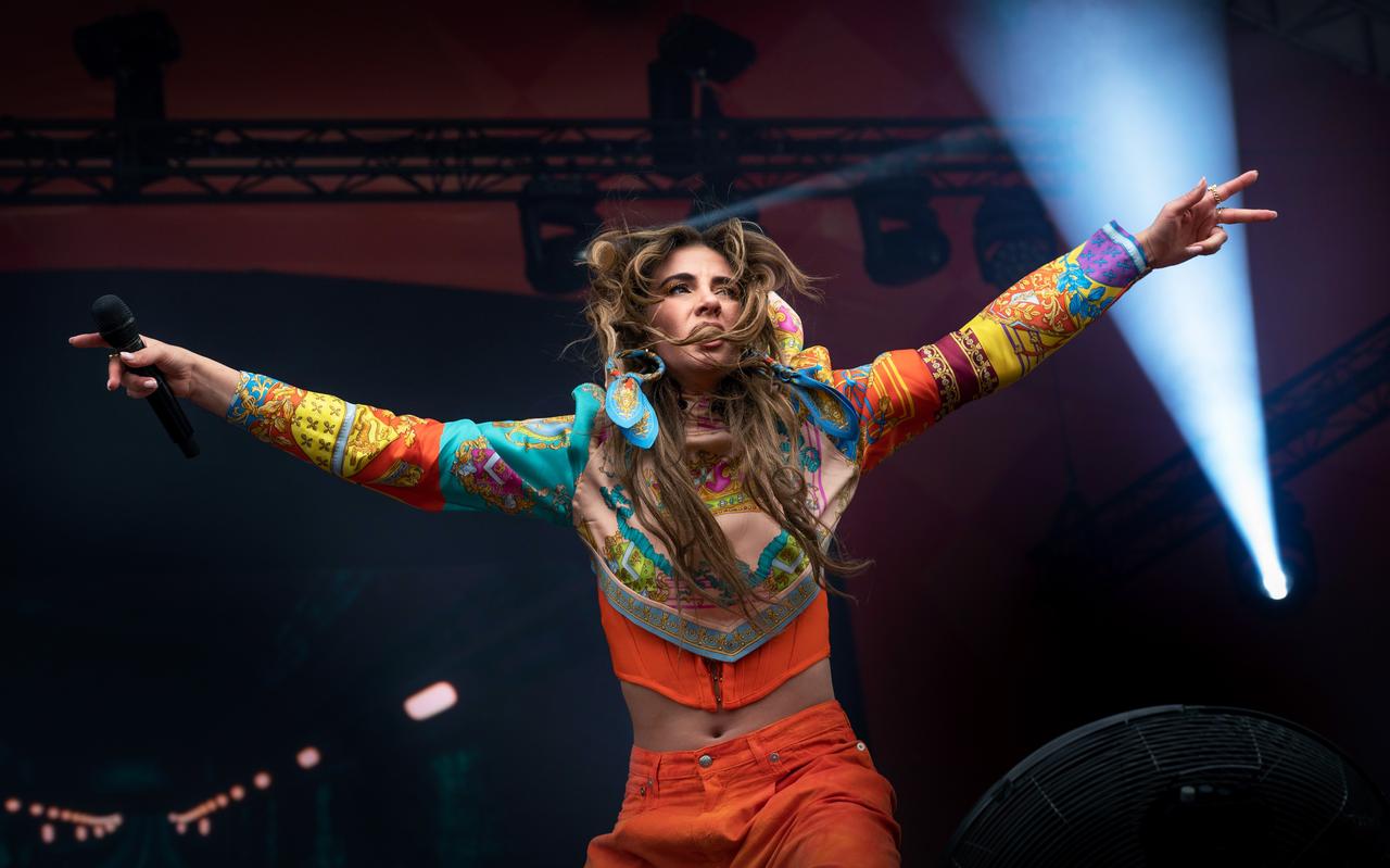 Maan op een bomvol Kingsland: Ik wil gewoon een beetje leven. Maan op een bomvol Kingsland: Ik wil gewoon een beetje leven.