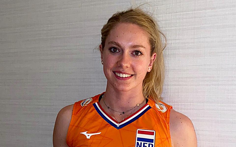 Vera Mulder (22) uit Dalen maakte afgelopen week haar debuut in het nationaal volleybalteam. „De kennismaking met het grote Oranje was overweldigend.”