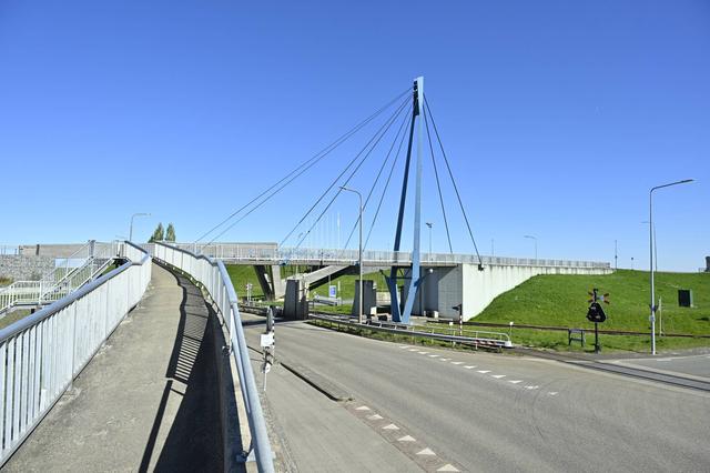 LIVE | Keerweerbrug tussen dijk en strand Delfzijl per direct afgesloten