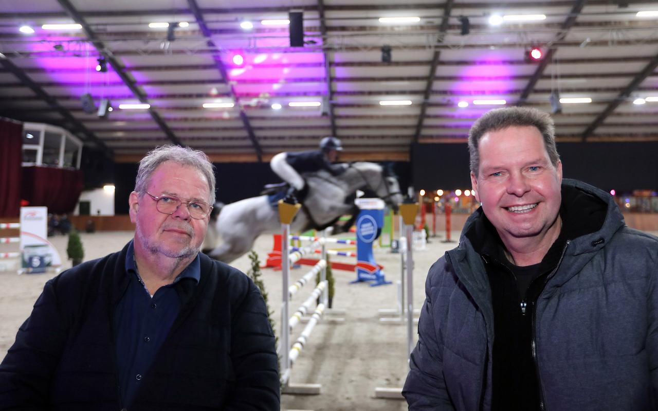 Aaldert de Vrieze (links) – voorzitter van het Noord Nederlandse Internationale concours – en Lieuwe Koopmans, eigenaar van het Hippisch Centrum Exloo, waar dit weekend het concours plaatsvindt. Aaldert de Vrieze (links) – voorzitter van het Noord Nederlandse Internationale concours – en Lieuwe Koopmans, eigenaar van het Hippisch Centrum Exloo, waar dit weekend het concours plaatsvindt.