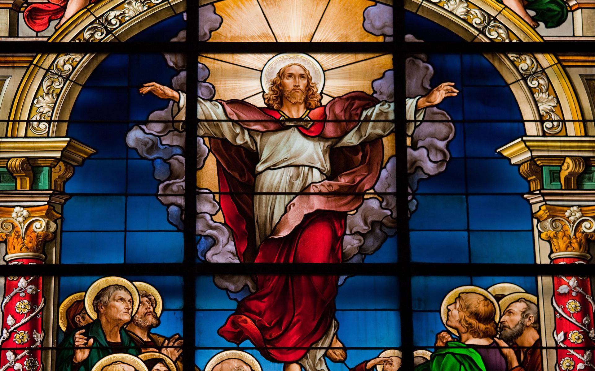 De opstanding van Jezus wordt gevierd op Paaszondag. 