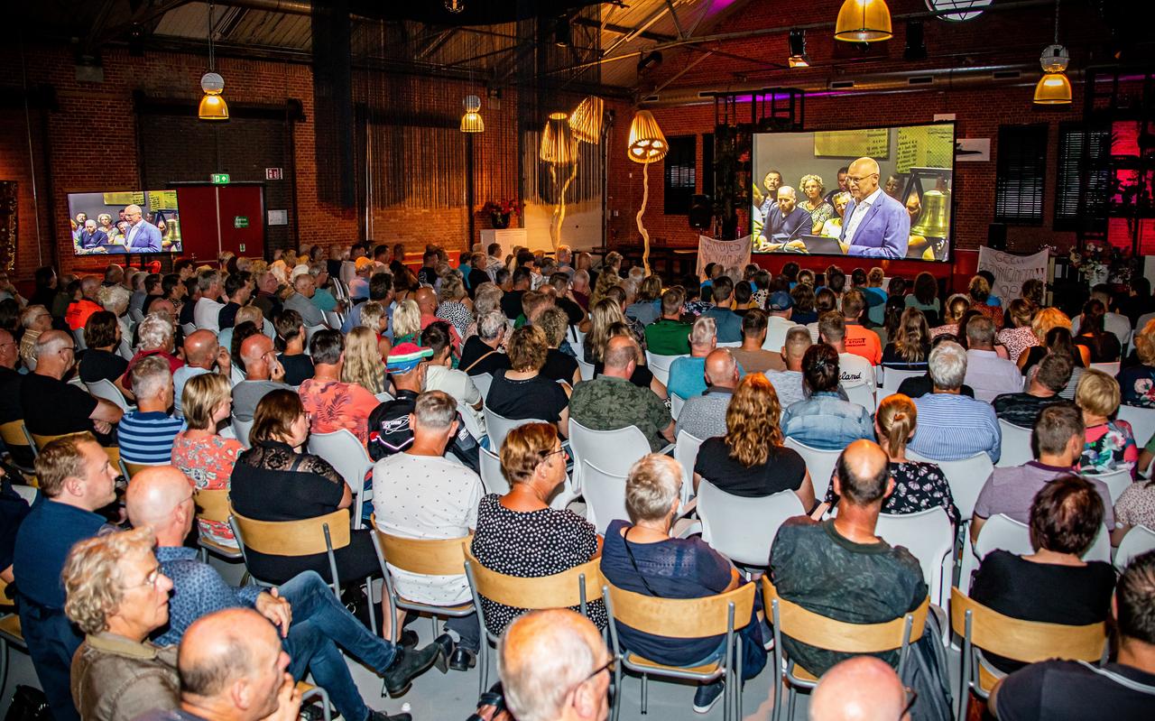 De raadsvergadering over het zwembad en de sporthal werd door veel mensen uit Finsterwolde en omgeving bijgewoond De raadsvergadering over het zwembad en de sporthal werd door veel mensen uit Finsterwolde en omgeving bijgewoond
