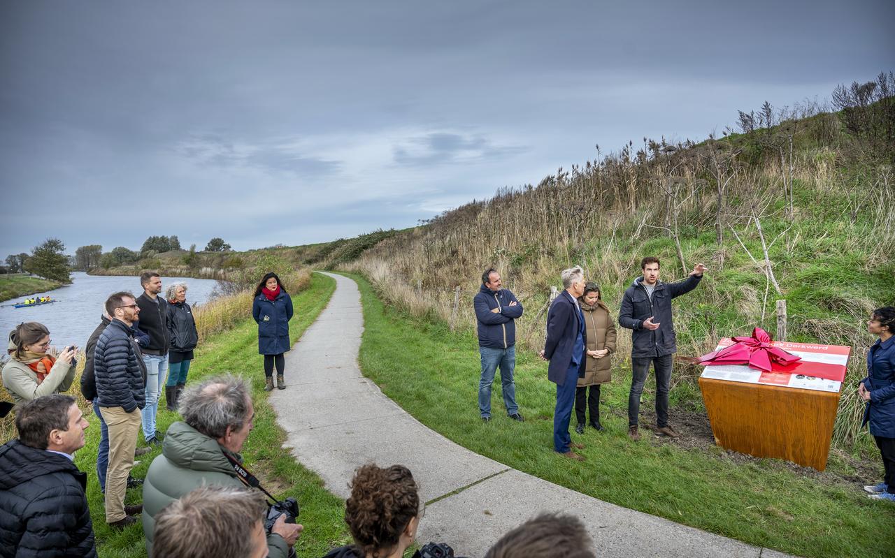 Het bord waarop informatie wordt gegeven over het zonthermiepark wordt onthuld. Het bord waarop informatie wordt gegeven over het zonthermiepark wordt onthuld.