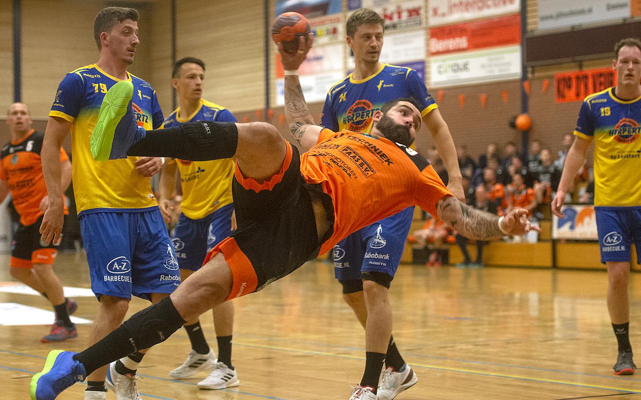 Dragan Vrgoc scoort in zijn laatste thuiswedstrijd voor Hurry-Up. Hij vertrekt naar een Luxemburgse club. Dragan Vrgoc scoort in zijn laatste thuiswedstrijd voor Hurry-Up. Hij vertrekt naar een Luxemburgse club.