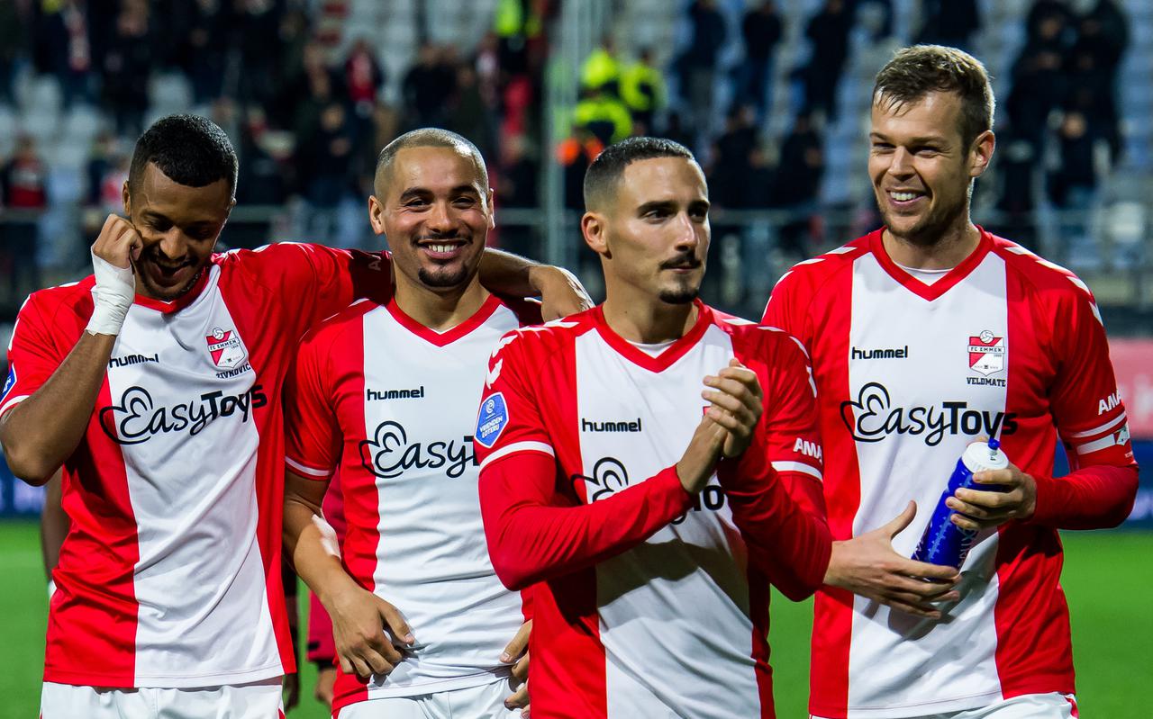 Van rechts naar links: Richairo Zivkovic, Keziah Veendorp, Rui Mendes en Jeroen Veldmate vieren feest na het 3-3 gelijkspel tegen Ajax. 