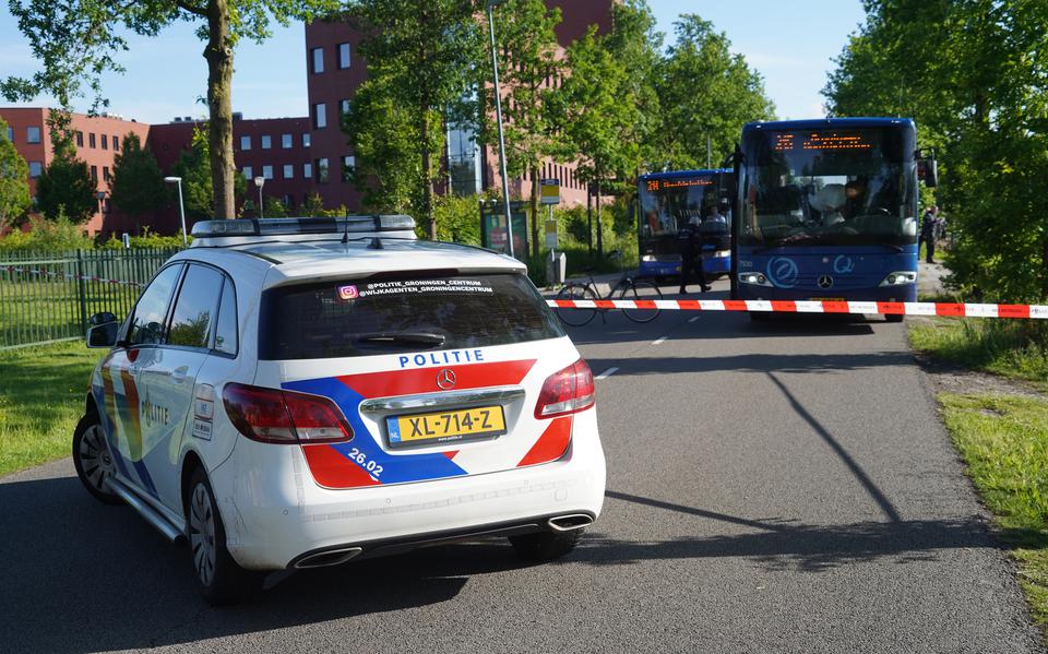 Fietser raakt gewond na botsing met lijnbus in Groningen.