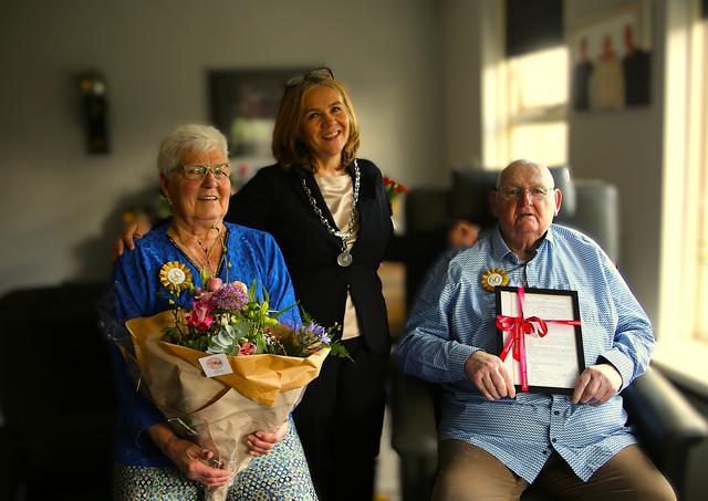 Echtpaar Zuidema uit Veendam viert 60-jarig huwelijk. Henk gaat twee