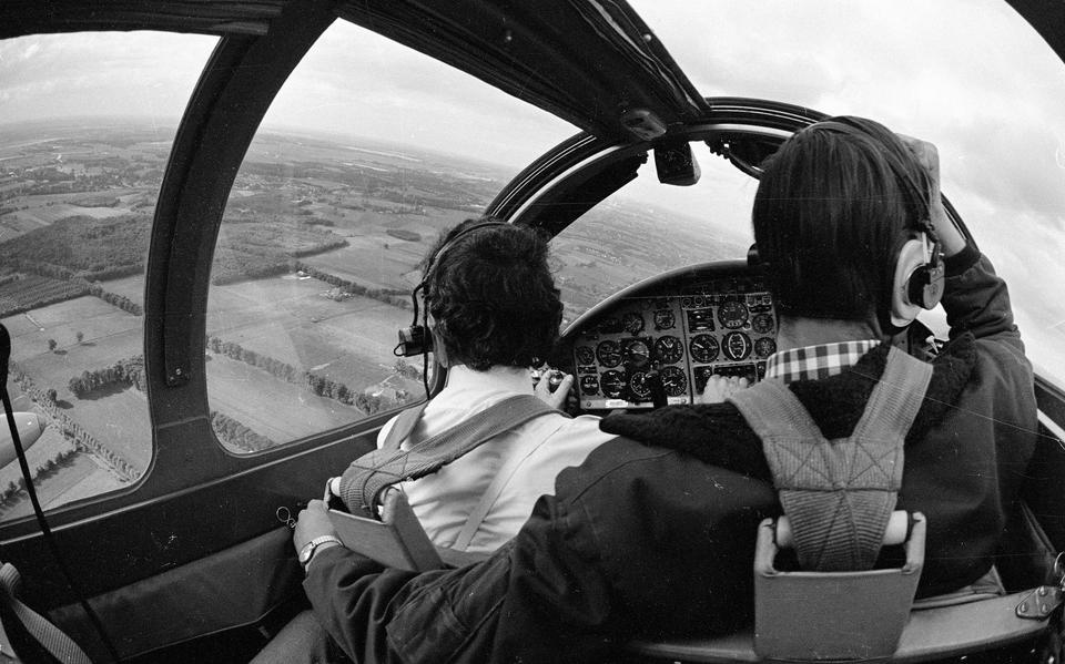 In 1972 is er nauwelijks werk voor afgestudeerde vliegeniers van de Rijksluchtvaartschool in Eelde.