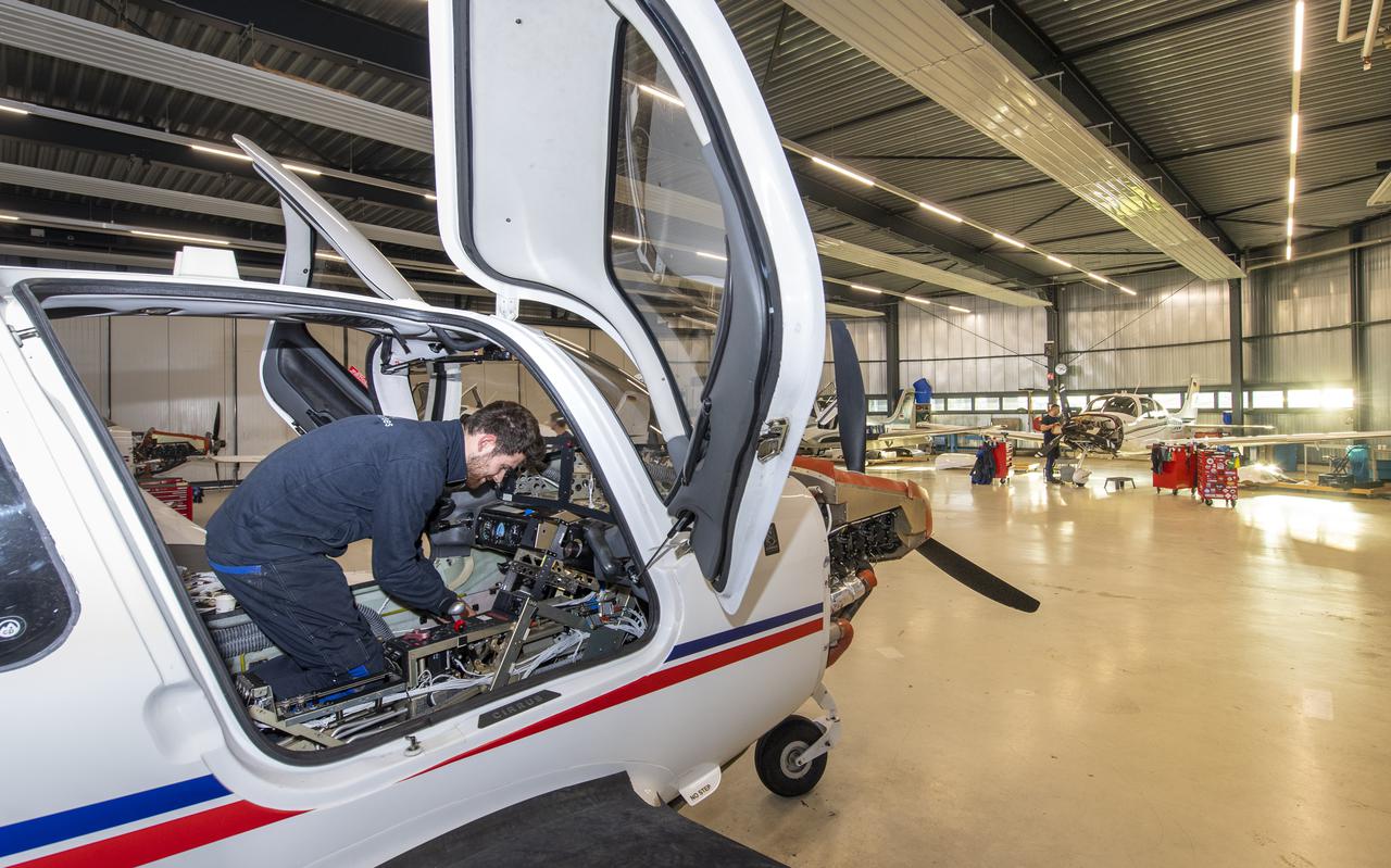 Moderne bedrijvigheid bij vliegtuigimporteur- en reparteur Cirrus in Eelde: het provinciebestuur wil de economie in Drenthe graag moderniseren.