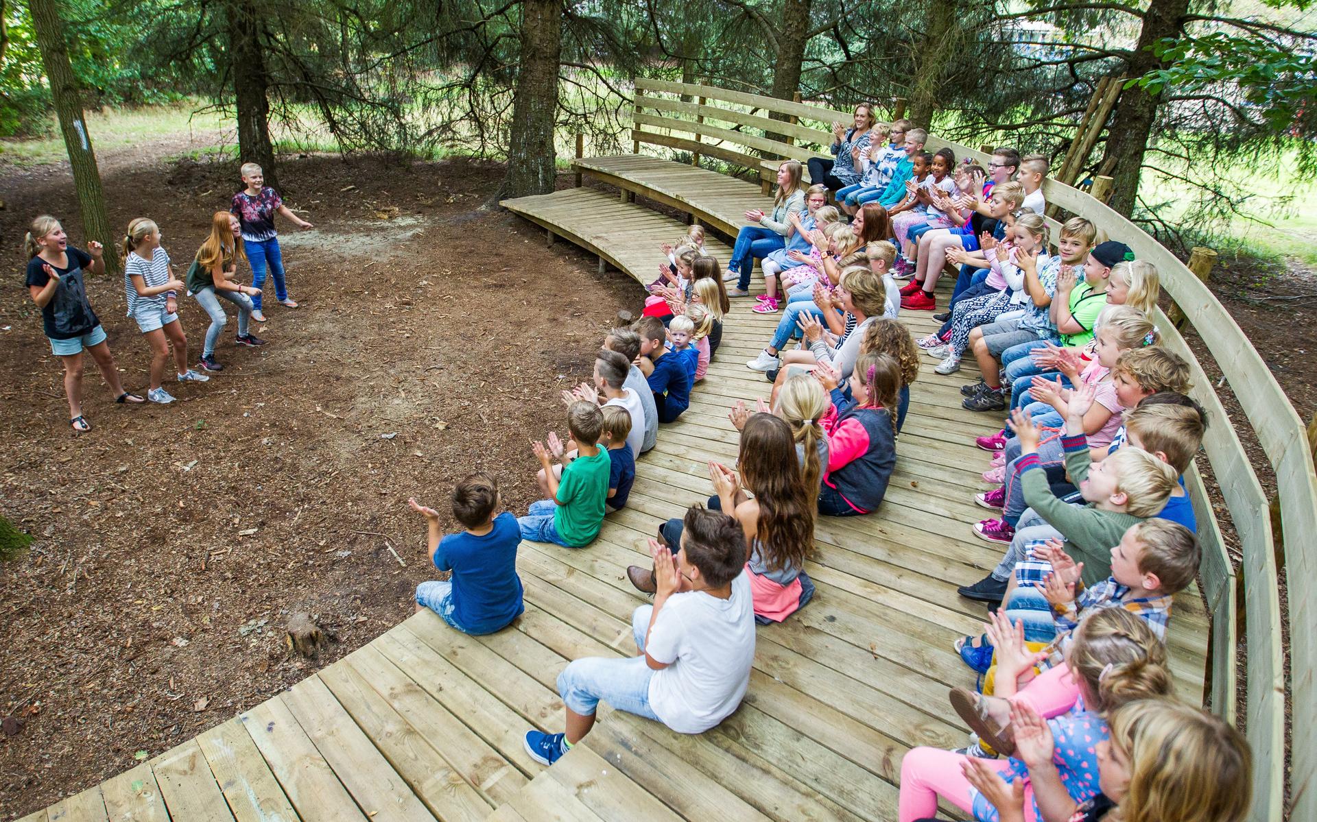 Pe en Rinus krijgen het kleine bostheater in Vriescheloo snel vol