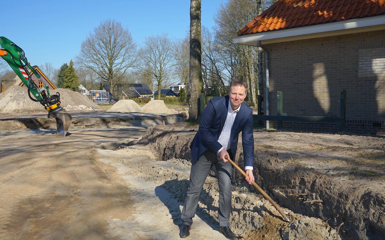 Wethouder Dennis Bouwman bij de start van de nieuwbouw op de vroegere plek van basisschool De Lindelaar.