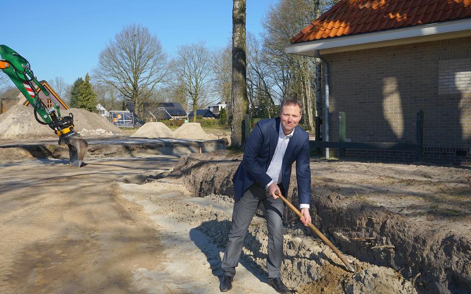 Wethouder Dennis Bouwman bij de start van de nieuwbouw op de vroegere plek van basisschool De Lindelaar.