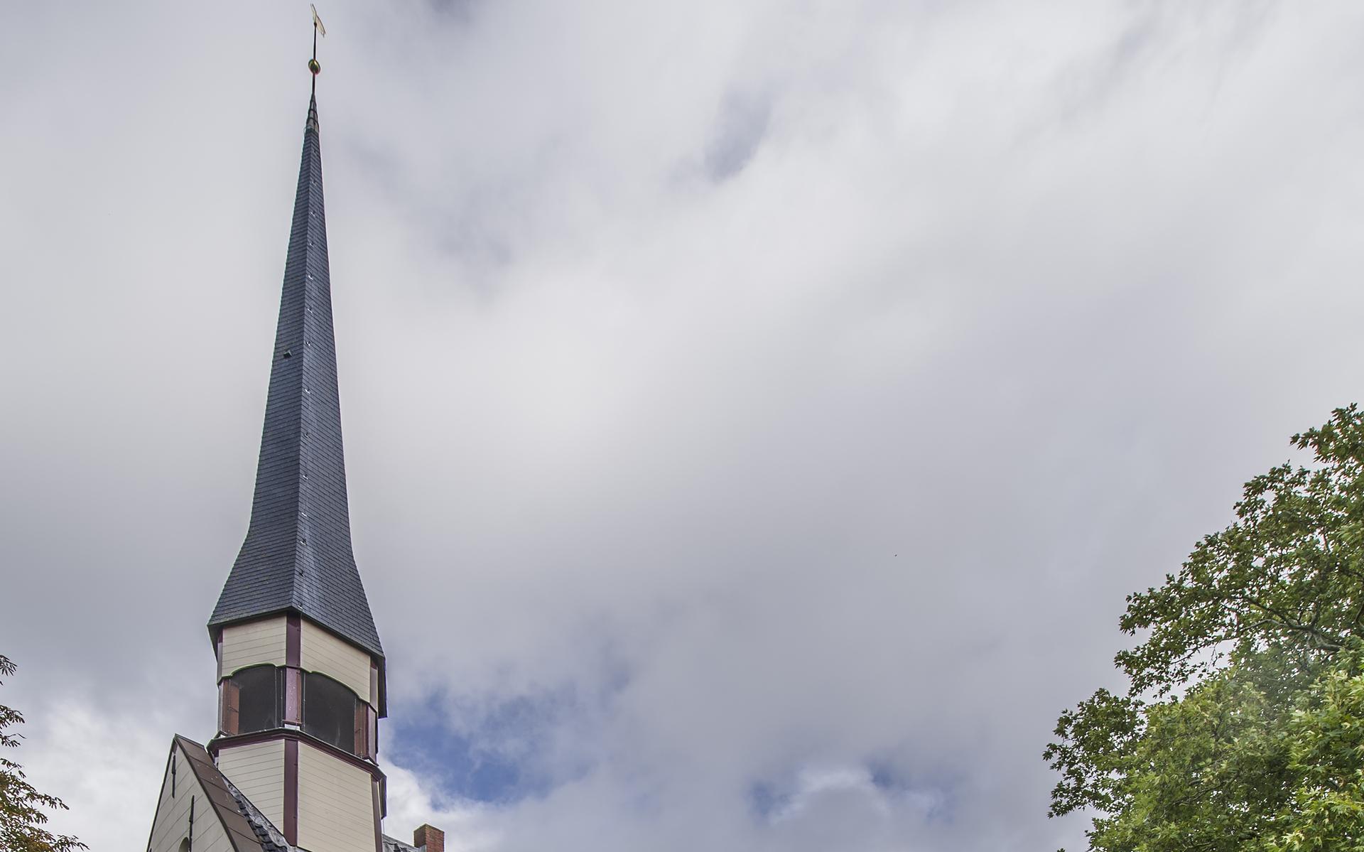 Gemeente Westerkwartier draagt dakruiter witte kerk Grijpskerk over aan Stichting Oude Groninger Ker