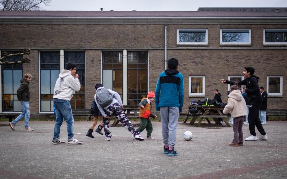 De grote kinderen van het Maartenscollege spelen in de pauze een potje voetbal met de kleine kinderen van de Prins Johan Frisoschool.