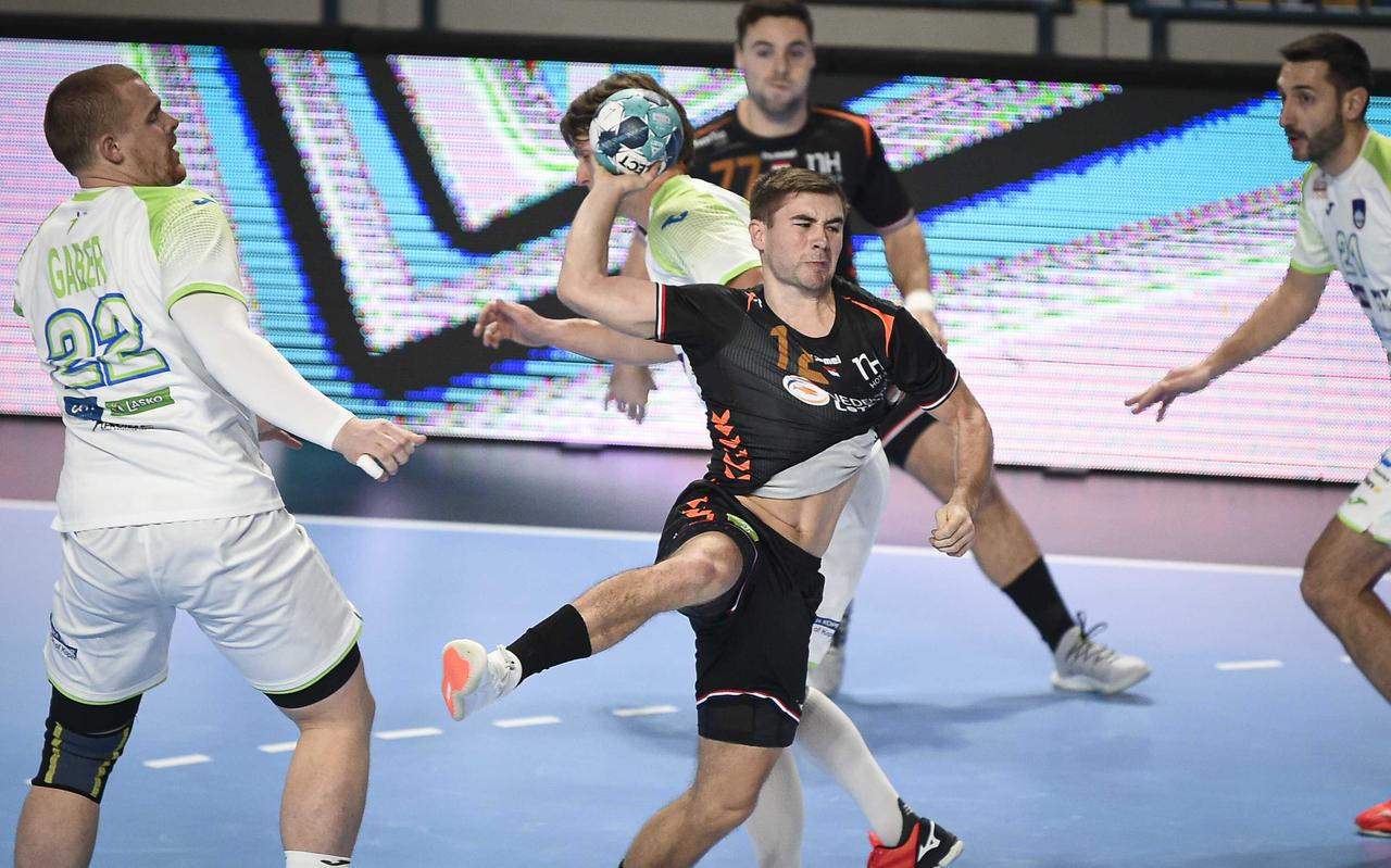Luc Steins in actie tegen Slovenie tijdens de EK-kwalificatiewedstrijd. Luc Steins in actie tegen Slovenie tijdens de EK-kwalificatiewedstrijd.
