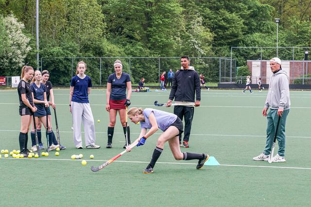 Olympisch kampioen Pirmin Blaak geeft hockeyclinics bij MHC Roden