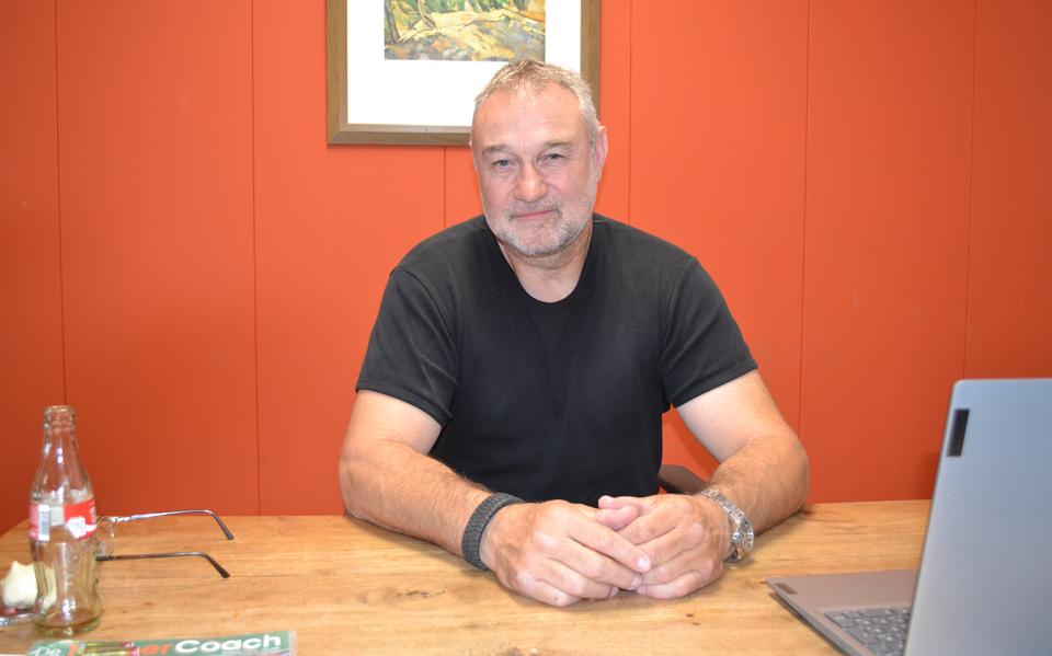 Henry Meijerman uit Stadskanaal is trainer van de fusieclub VV Pekela. 
