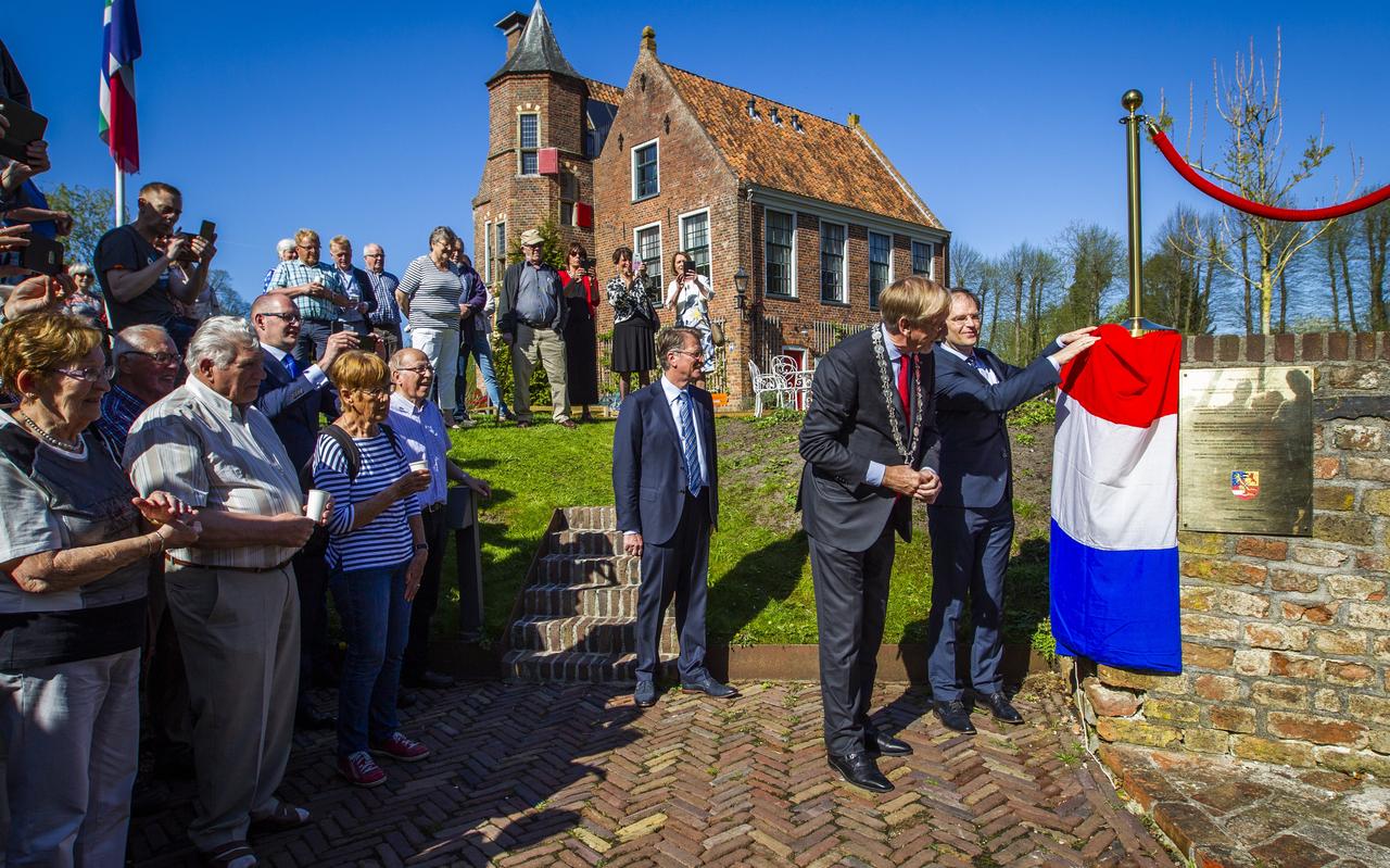 De HVW nam enkele jaren geleden ook het initiatief voor een plaquette bij de Burcht in Wedde De HVW nam enkele jaren geleden ook het initiatief voor een plaquette bij de Burcht in Wedde
