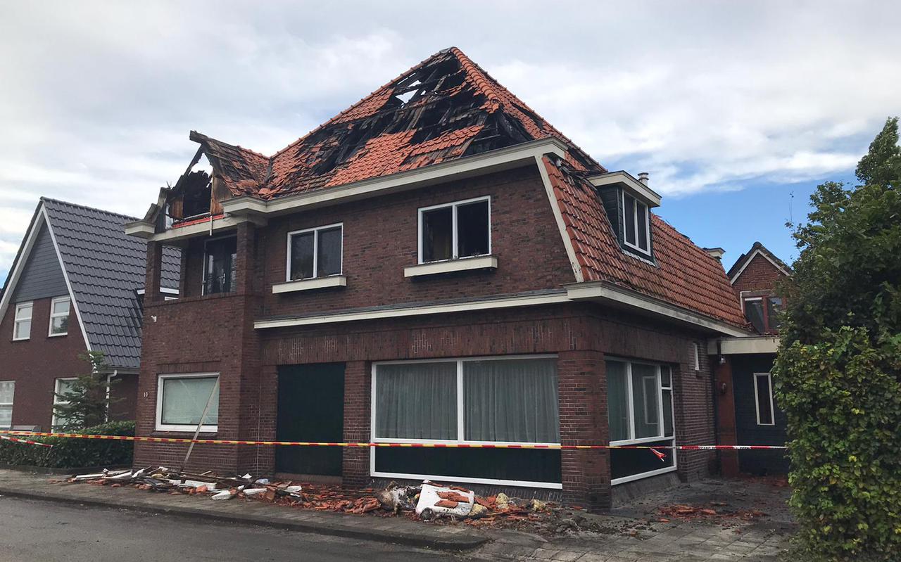 De woning die zondag in brand stond aan de J. Kammingastraat in Wildervank heeft forse schade. De bewoners en hun huisdieren zijn veilig.