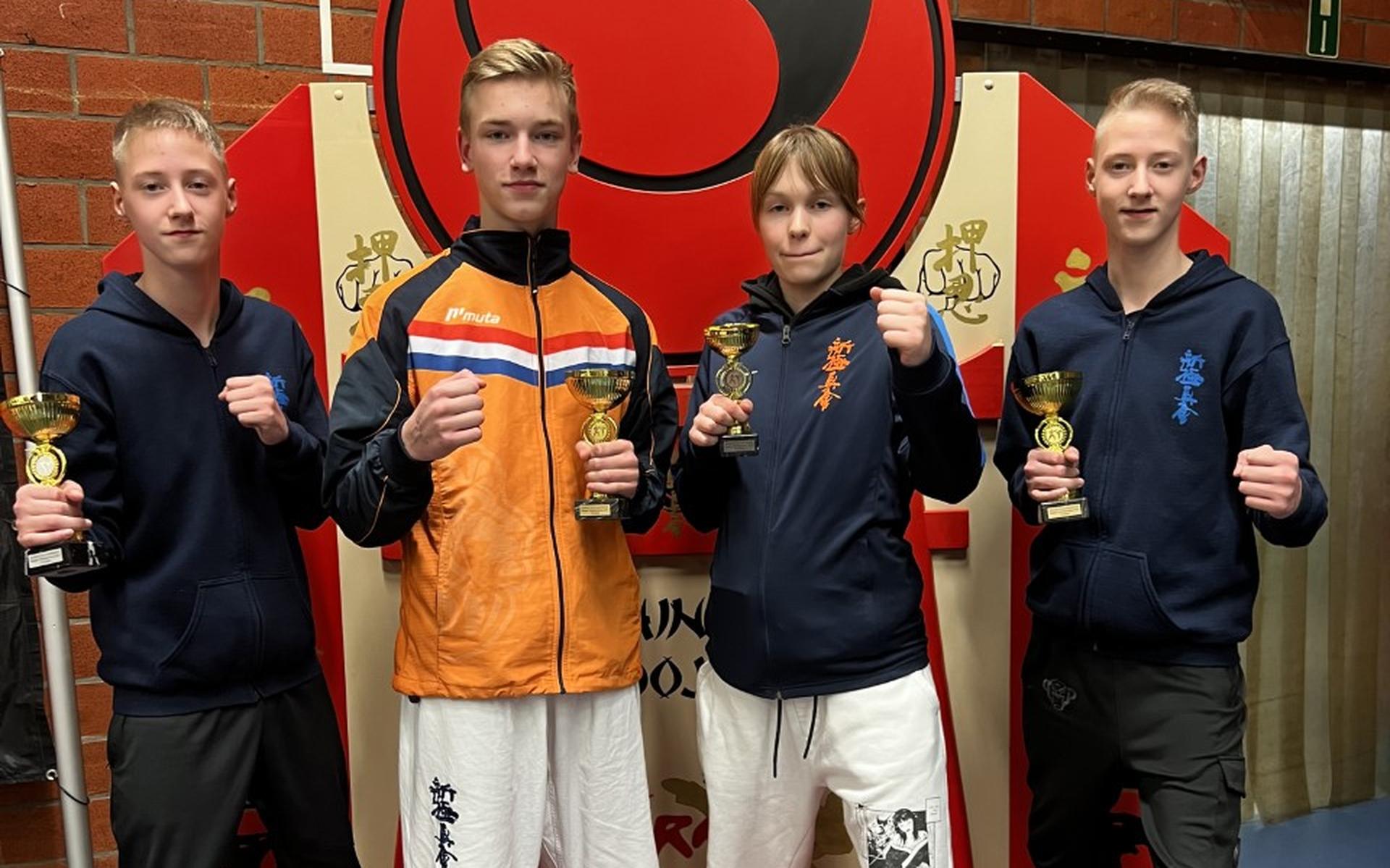 De vier prijswinnaars met Teun Schouten voor het eerst in het oranje. Eigen foto