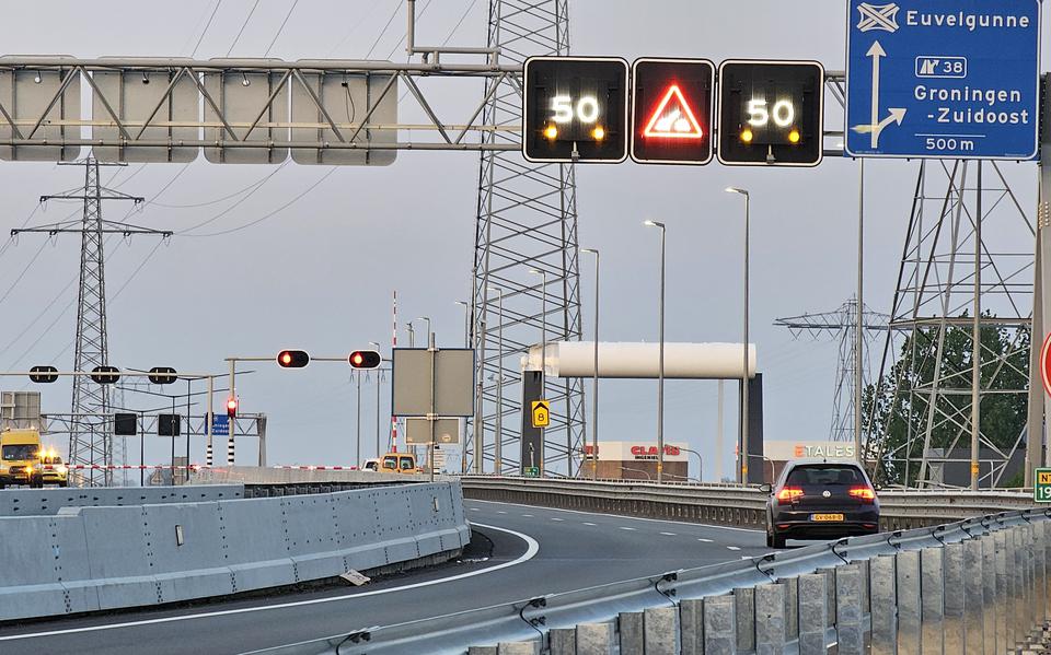 De Euvelgunnerbrug in Groningen staat in storing.
