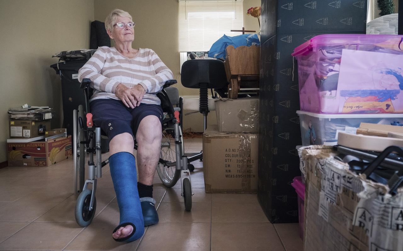 Gea Blik (73) slaapt sinds haar gebroken enkel in een opslagruimte onder haar appartement. De gemeente Oldambt wil geen traplift plaatsen. Gea Blik (73) slaapt sinds haar gebroken enkel in een opslagruimte onder haar appartement. De gemeente Oldambt wil geen traplift plaatsen.