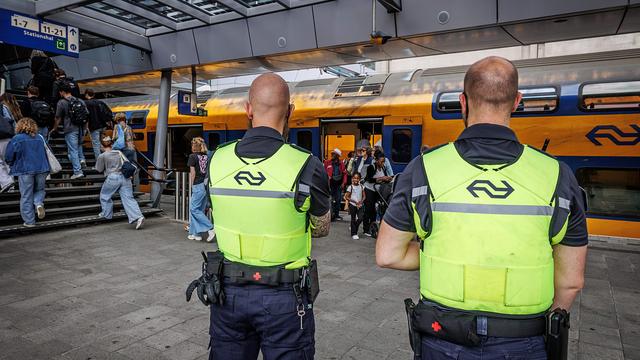 Boa's in trein krijgen wapenstok bij wijze van proef.
