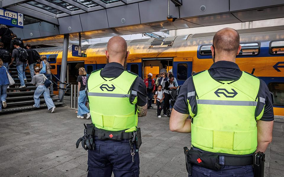 Boa's in trein krijgen wapenstok bij wijze van proef. 