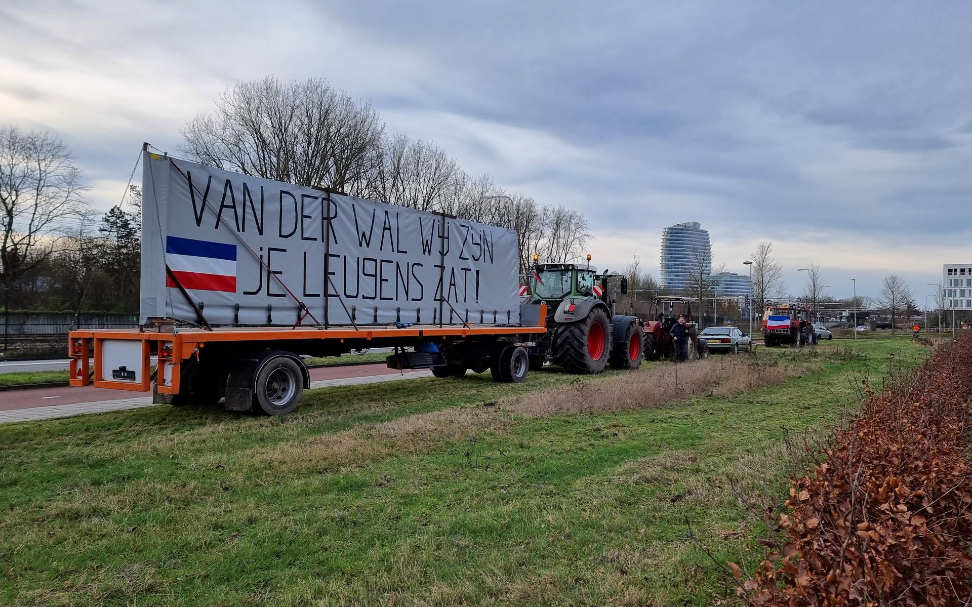 Een aantal boeren voert zaterdagmiddag actie bij de Mediacentrale in Groningen.