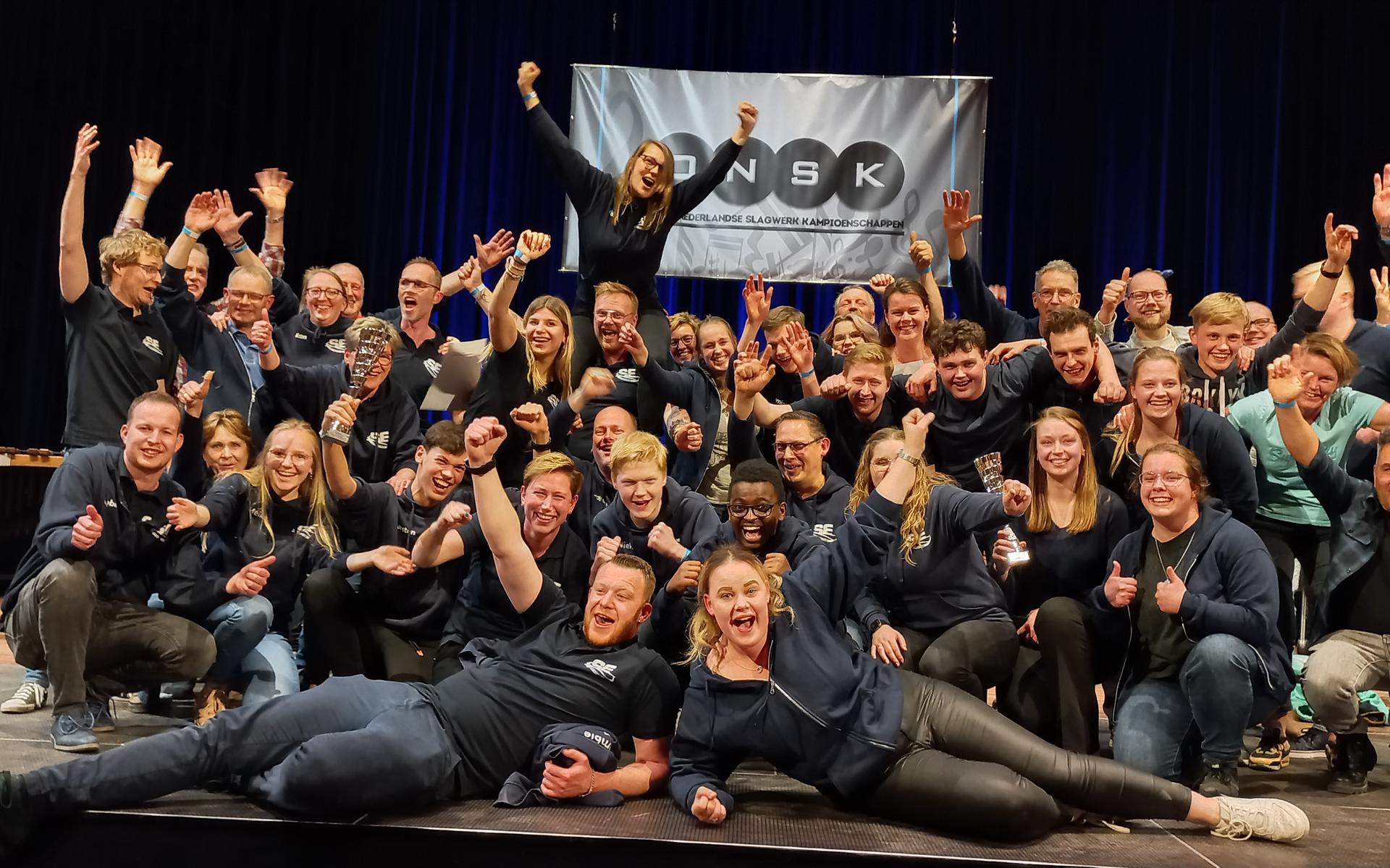 De slagwerkers van beide ensembles vieren feest. Eigen foto
