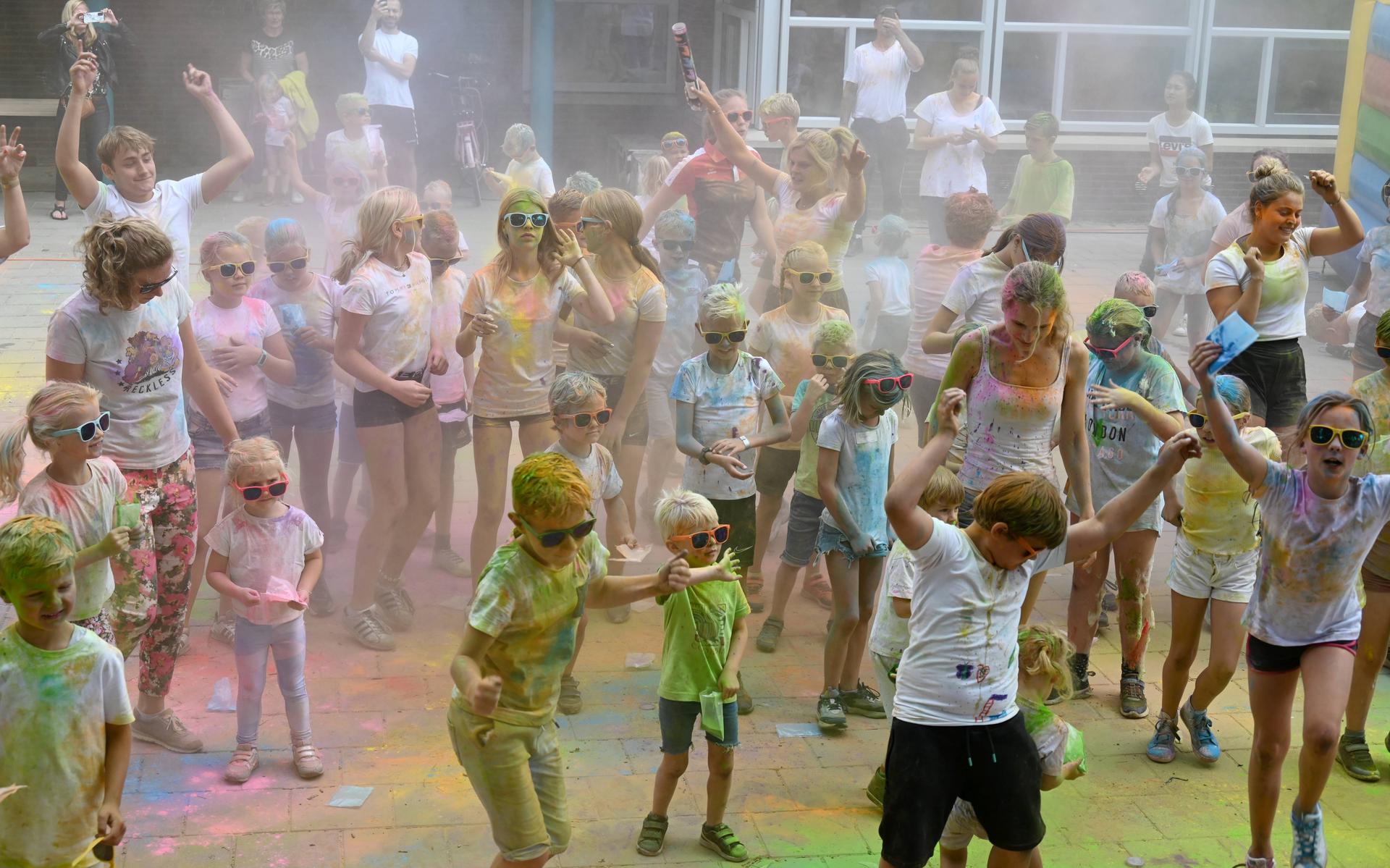 Zomers kleurenfeest in Zuidwolde tijdens de Wolderwijs Colorrun van zomer 2022 die op- en rond IKC Het Groene Hart werd gehouden.