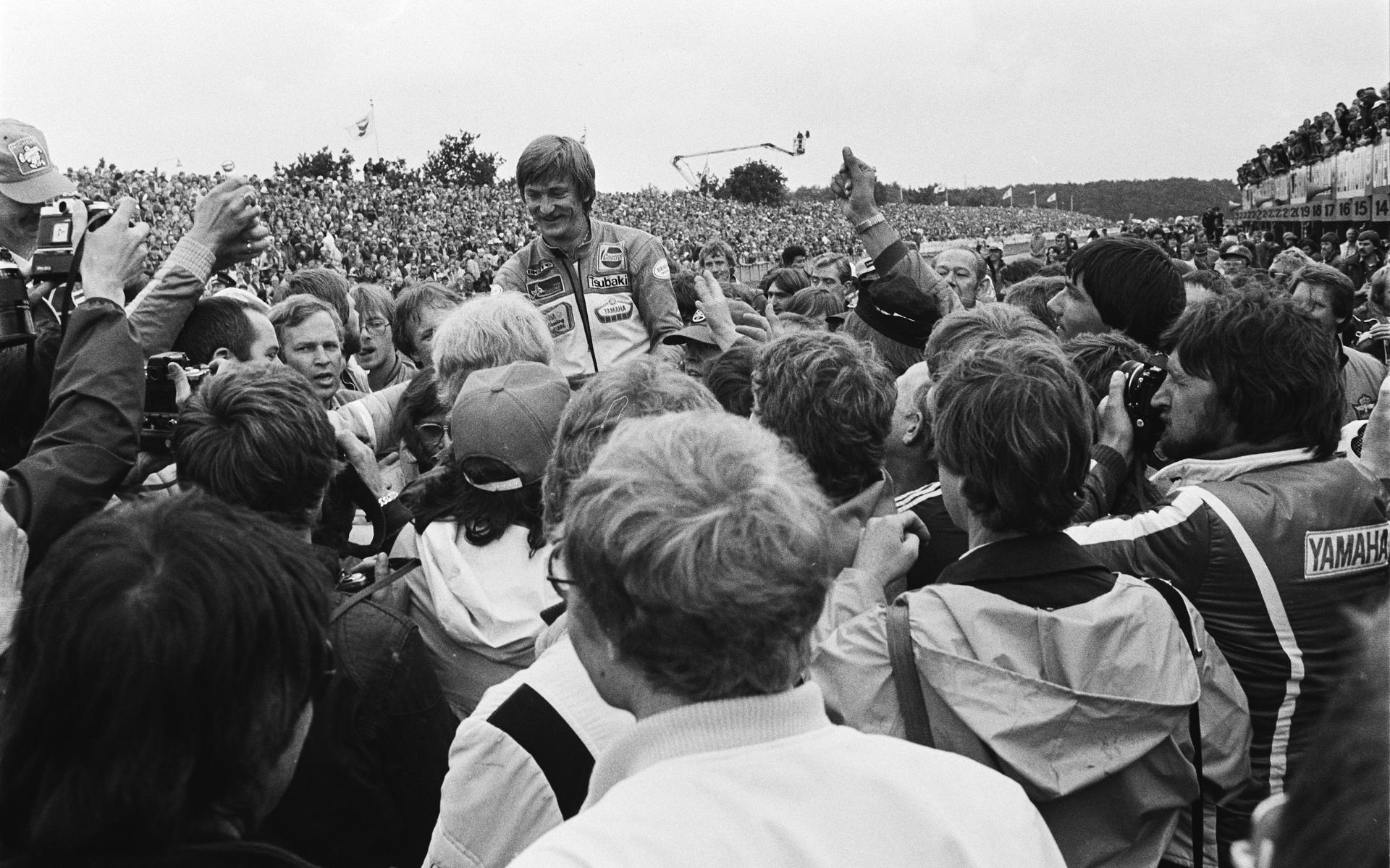 Jack Middelburg op de schouders, als winnaar van de 500 CC in 1980 in Assen. 