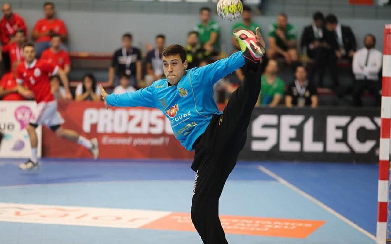 De Portugese doelman David Ferreira in actie. De Portugese doelman David Ferreira in actie.