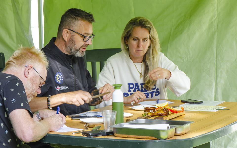 De jury beoordeelt een gerecht.