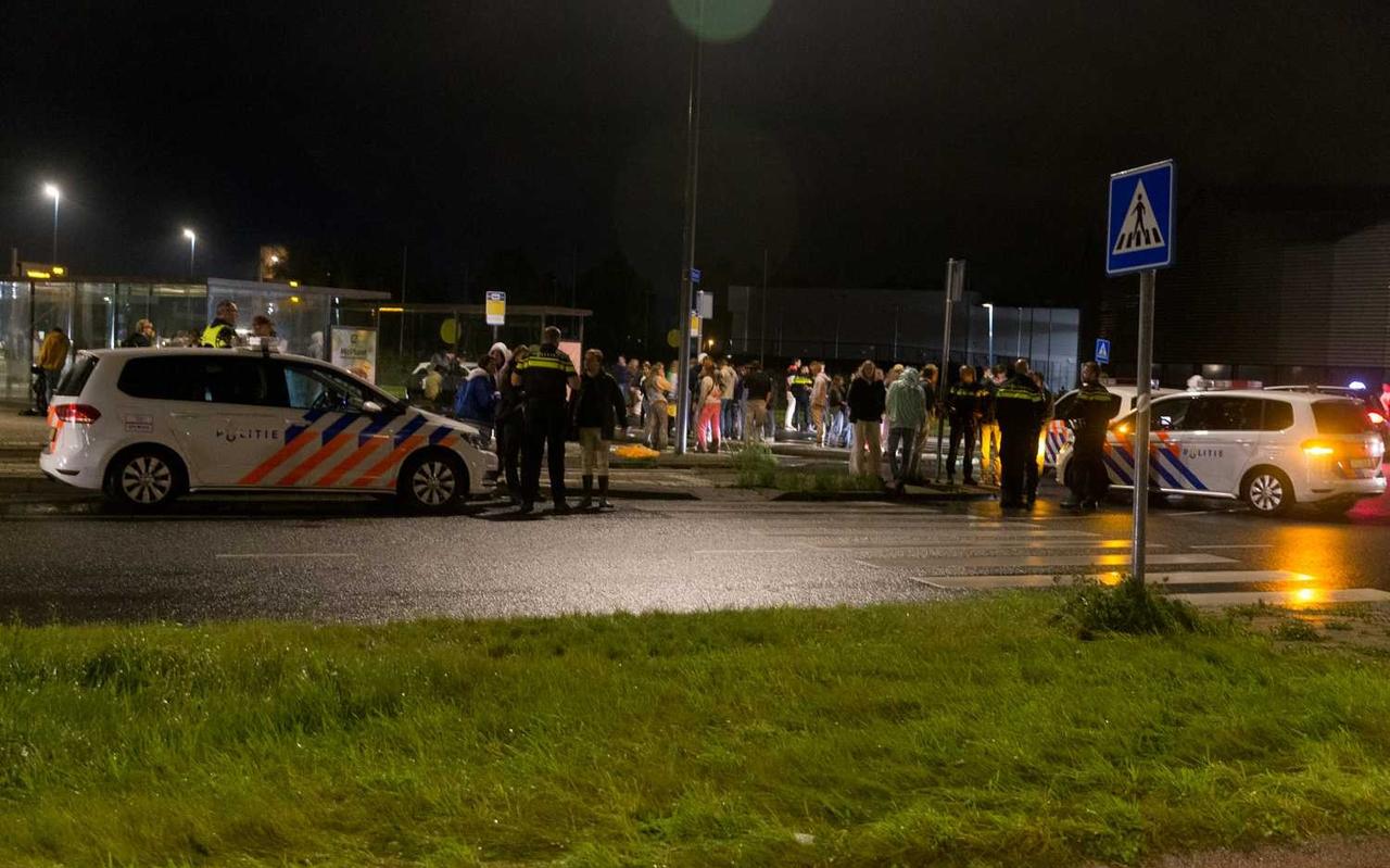 De politie probeert de situatie bij Kardinge te controleren. De politie probeert de situatie bij Kardinge te controleren.