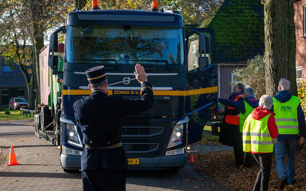 'Veldwachter' Wil van Gemert houdt een vrachtwagen staande en zijn dorpsgenoten gaan met de chauffeur in gesprek.