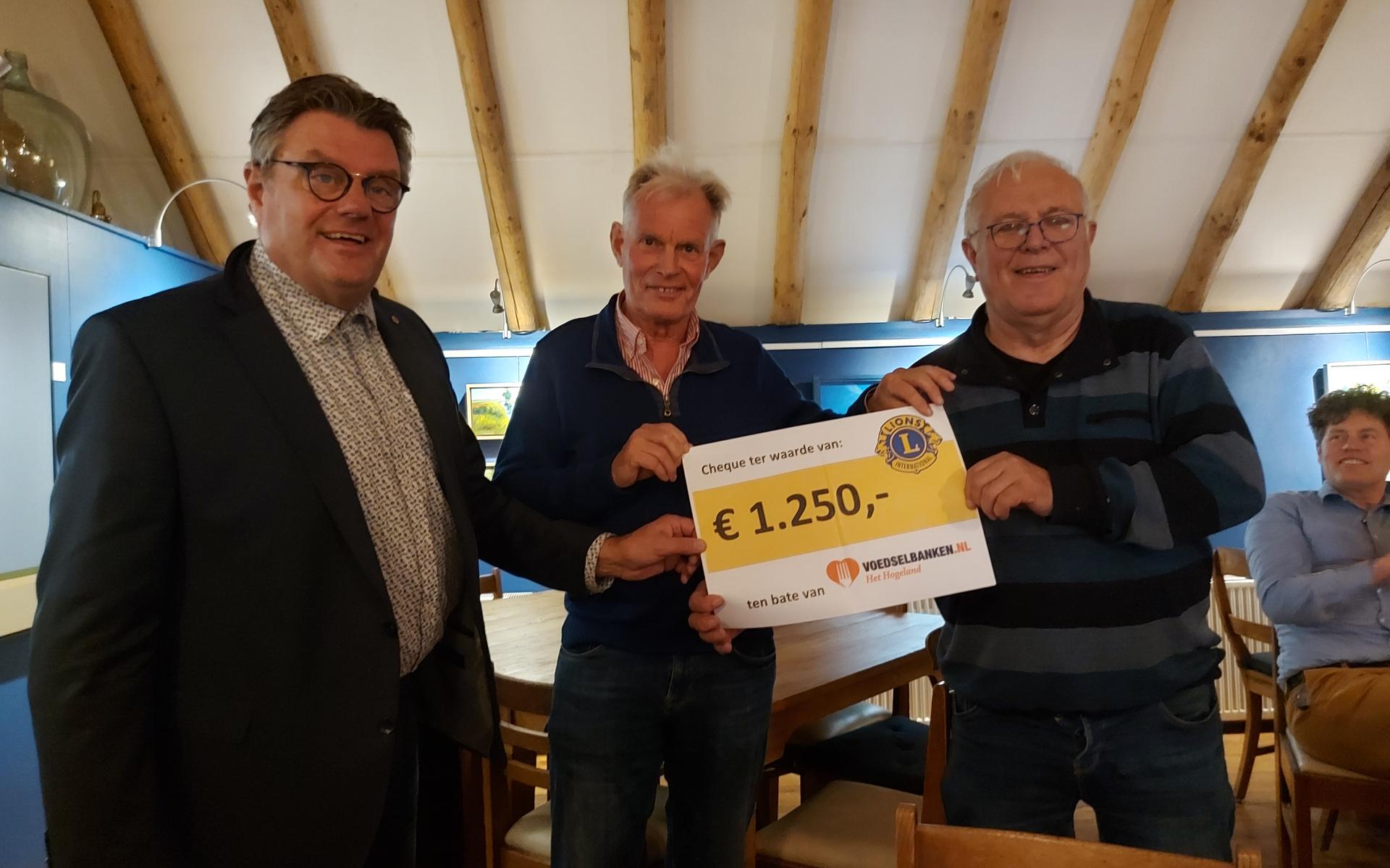 V.l.n.r.: Hylmar Diemer, Geert-Jan Heuvink en Wieb Roffel tijdens de overhandiging van de cheque. Foto: Peter van Dijken