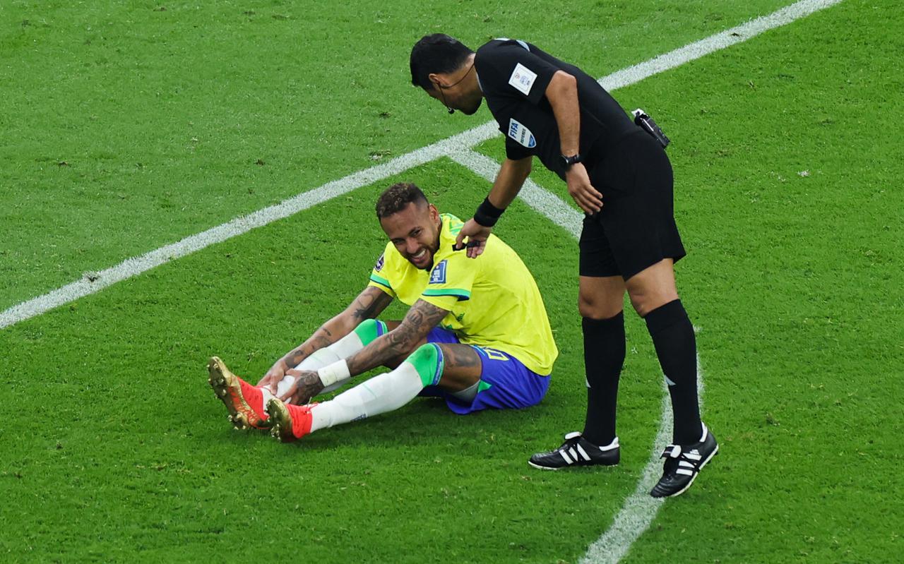 Scheidsrechter Alireza Faghani in een onderonsje met de Braziliaanse aanvaller Neymar.