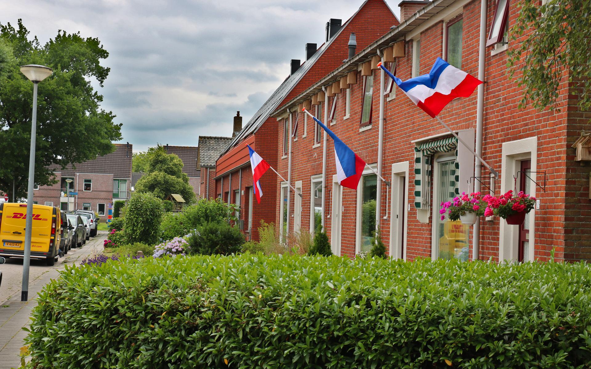 Omgekeerde vlaggen aan de Noorderdwarslaan in Grootegast. 