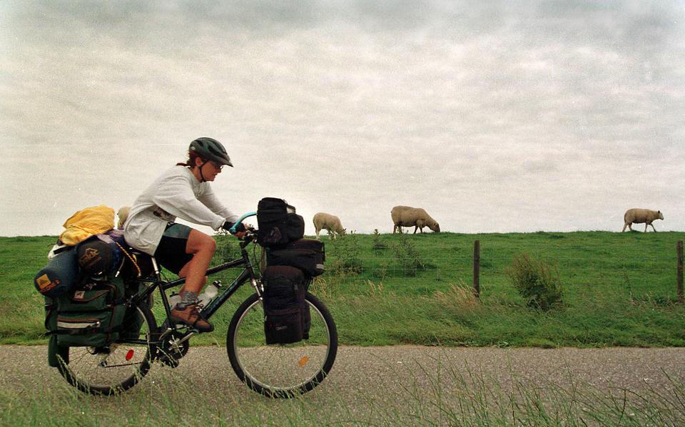Hoe sterk is de eenzame fietser? De Canadese Guylaine Neveu nam een half jaar verlof op om een fietstocht door Europa te maken. 