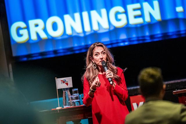 VVD-leider Dilan Yesilgöz opent de aanval in Veendam: ‘Stem op Wilders is verloren stem en maakt Tim