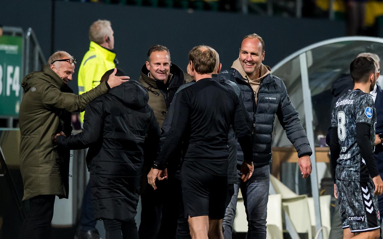 Dick Lukkien viert feest met zijn technische staf, na de 0-1 zege op Fortuna Sittard.