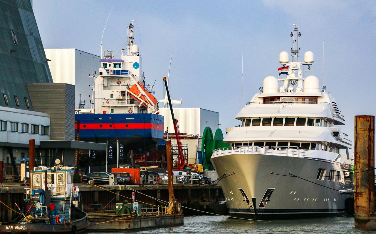 Het bij Icon Shipyard in Harlingen opgelegde superjacht Ebony Shine. Technische dienstverlener Eekels levert software en technische installaties voor dit soort superjachten. Met ingang van dit jaar ook vanuit de twee vestigingen in Spanje.