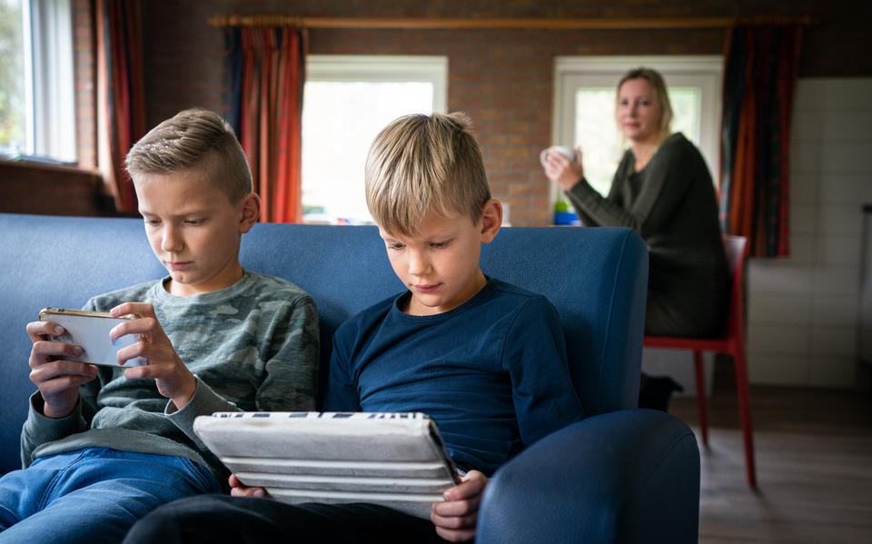 Het gezin van Marleen Bos (achtergrond) is verzot op gamen. Thomas en Daniël in hun natuurlijk houding: gamend. Omdat het huis verbouwd wordt, spelen ze tijdelijk op iPad en mobiel in een vakantiehuisje in Assen. 