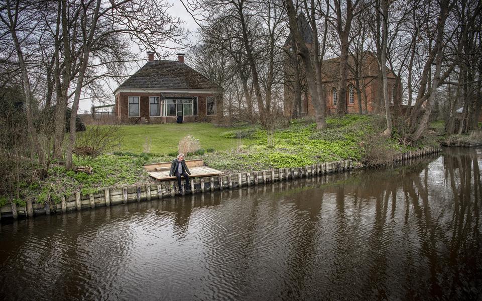 Verslaggever Mannus van der Laan bij zijn recent gekochte woning in Westerwijtwerd. 'Ben ik naar een rampplek verhuisd?'